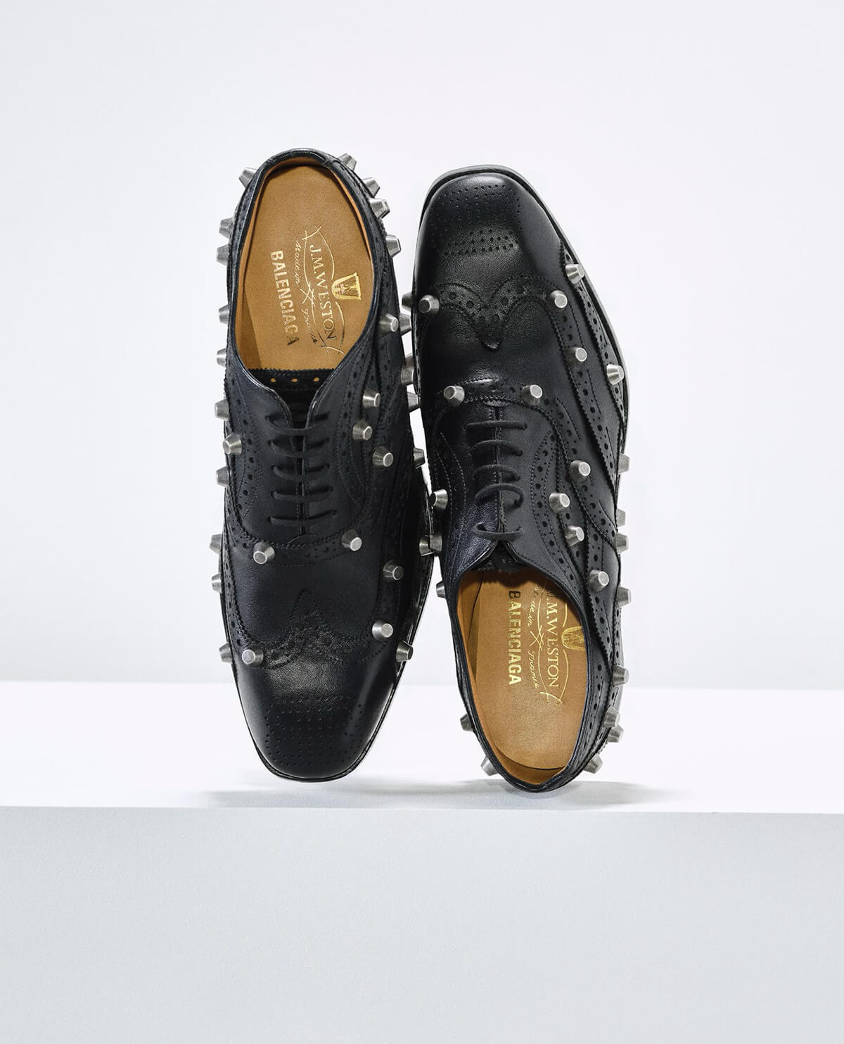 「Le City」スタッズを配した『BALENCIAGA | J.M. WESTON』ブローグモデルの画像