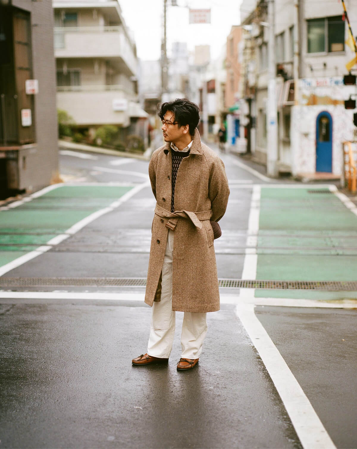 『BEAMS F&Drake’s』のコートを着用した“ビームス F”ディレクターの西口修平氏の画像