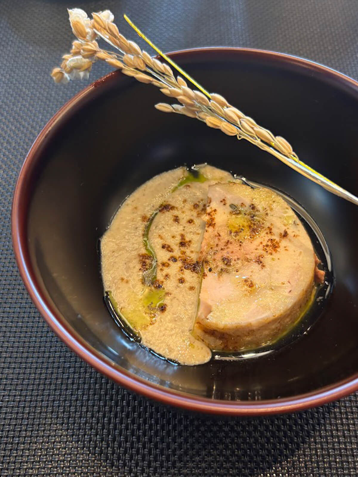 La Maison Pot d’Etainの三浦祐紀シェフによるホロホロ鳥の料理の画像