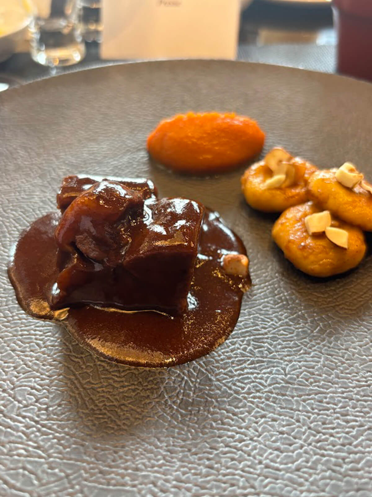 comfort dining DADAの野崎正孝シェフによる経産牛の料理の画像