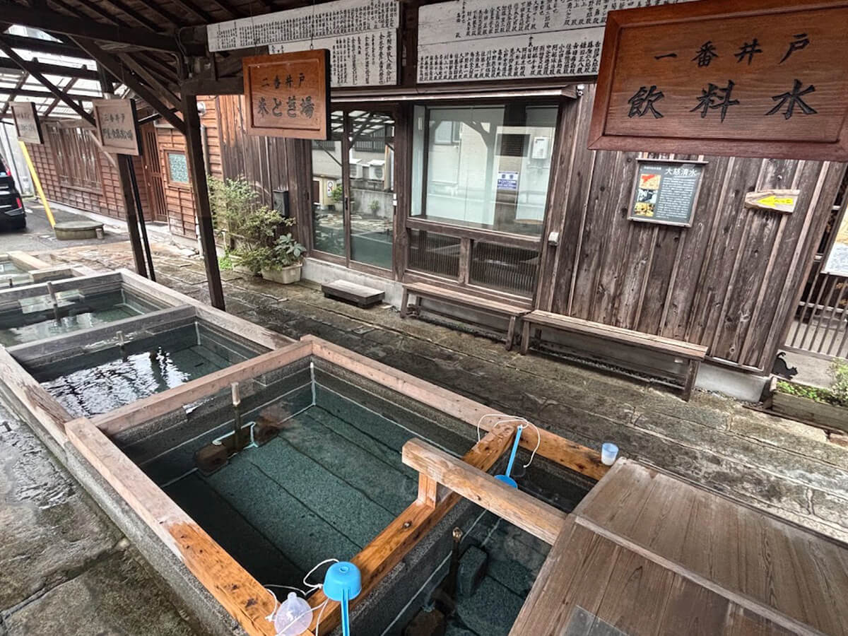 段々畑のように区分けされた湧水の画像