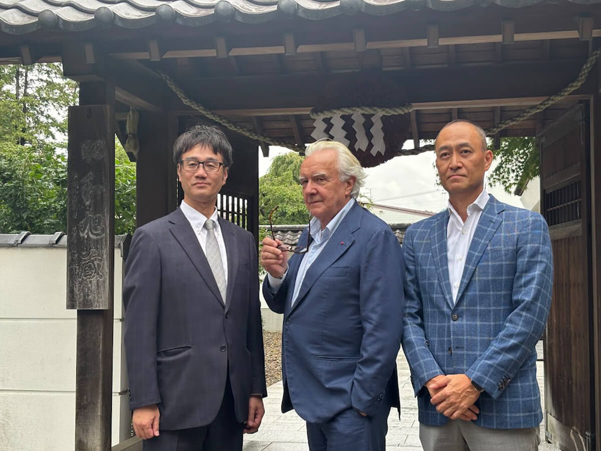 アラン・デュカスさん（中央）とあさ開 代表取締役会長の豊岡正貴さん（右）、取締役社長の獅子内一義さん（左）の画像