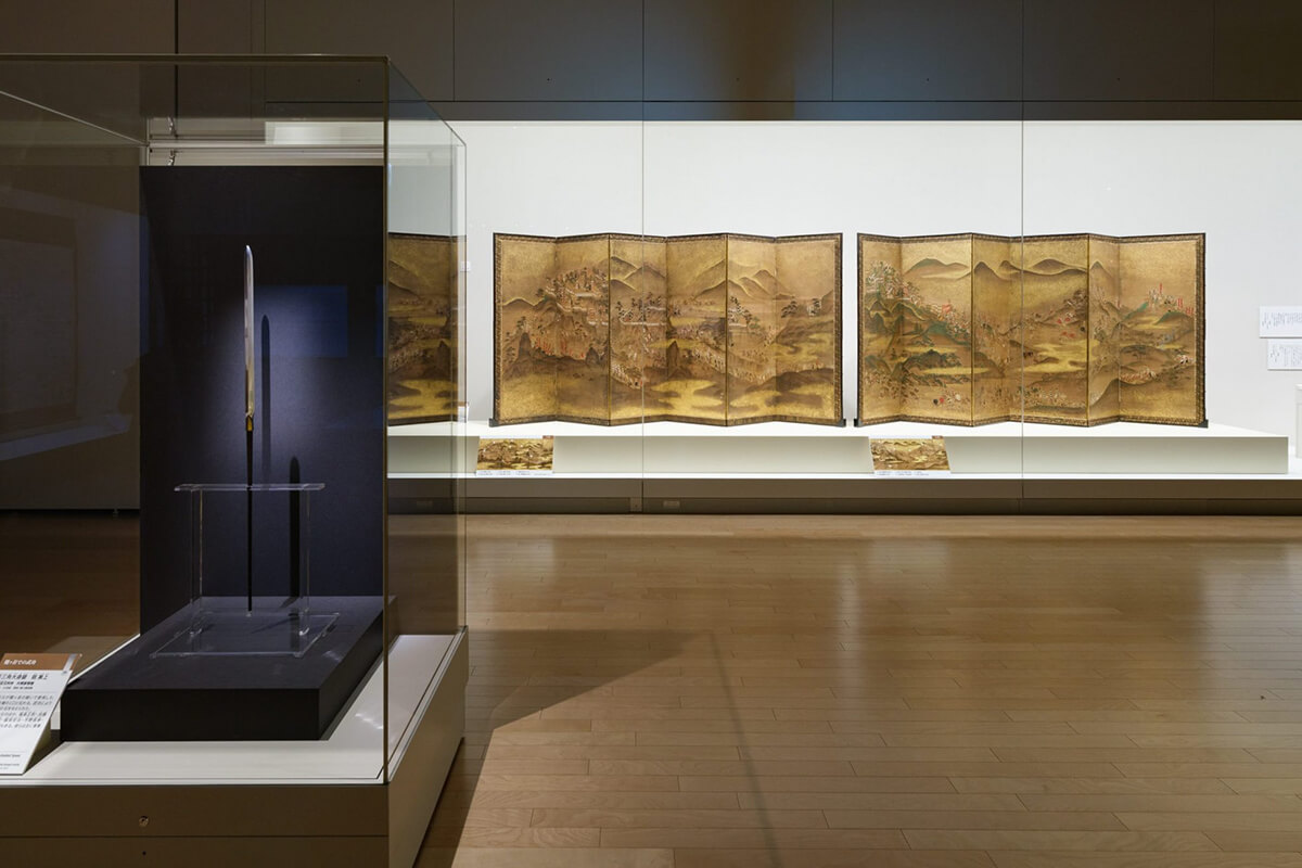 江戸時代に描かれた「賤ヶ岳合戦図屏風」と賤ヶ岳の七本槍の一口と伝わる「平三角大身槍　銘　兼上」の画像
