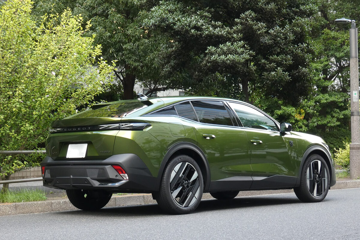 有償ボディカラーのフレア・グリーンをまとった『408 GT ハイブリッド』の画像