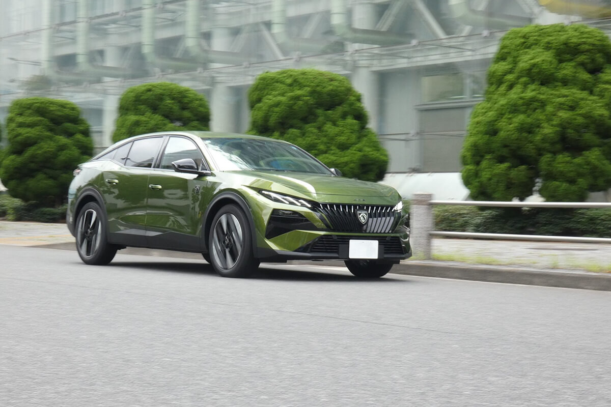 408 GT ハイブリッドの走行画像