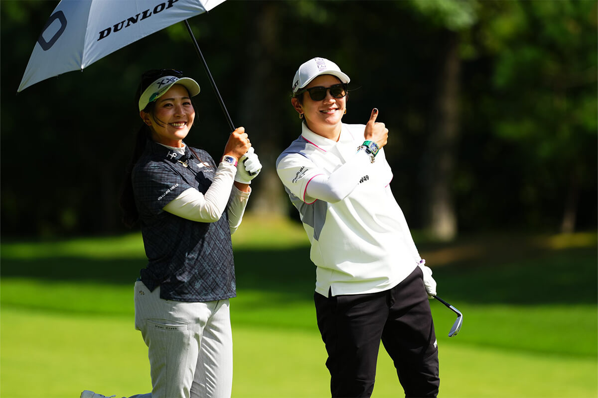 リシャール・ミル ファミリーの青木瀬令奈選手(左)と成田美寿々選手(右)の画像