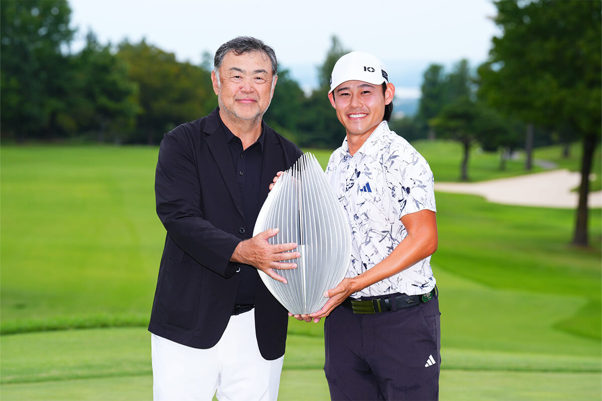 大会で優勝した大西魁斗選手(右)とリシャールミルジャパンの川﨑圭太社長(左)の画像